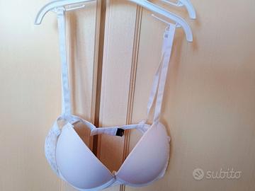 Reggiseno bianco  taglia 2,laterali in pizzo