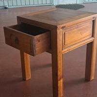 Comodino in legno massello.