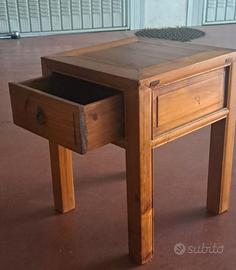 Tavolino in legno massello.