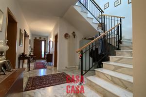 Casa singola dalle ampie metrature in centro ad Es