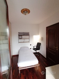 Stanza singola in ampio appartamento luminoso