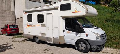 Camper Katamarano 3 Ford 2.2 – 32.054 km reali