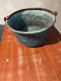 Antico paiolo in rame con manico in ferro battuto