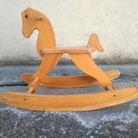 Cavallo a dondolo in legno
