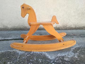 Cavallo a dondolo in legno