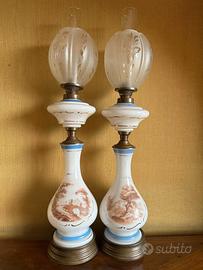 Coppia di lampade in opaline bianco, decori policr