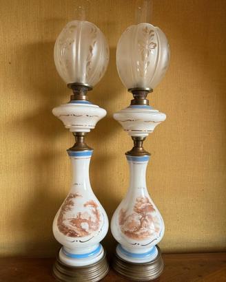Coppia di lampade in opaline bianco, decori policr