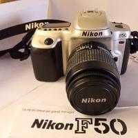 Fotocamera Nikon F50 con obiettivo e cavalletto