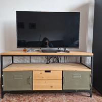 mobile TV in stile industriale 