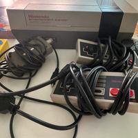Console Nintendo Nes vintage con due joystick-cavo