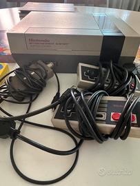 Console Nintendo Nes vintage con due joystick-cavo