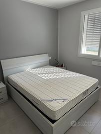 Letto matrimoniale con materasso e 2 comodini
