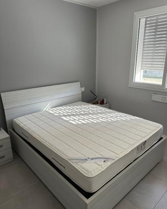 Letto matrimoniale con materasso e 2 comodini