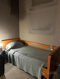 Letto ospedaliero elettrico con sponde mobili