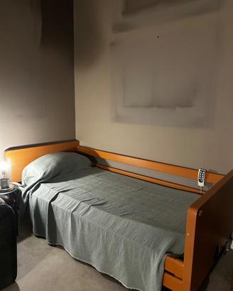 Letto ospedaliero elettrico con sponde mobili