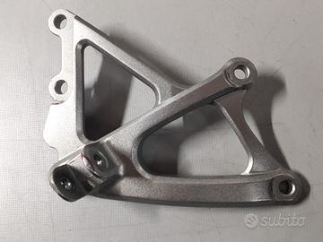 Supporto pedana anteriore destro YAMAHA R1 2009