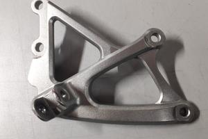Supporto pedana anteriore destro YAMAHA R1 2009