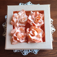 Scatola di cartone rivestita in stoffa con fiori