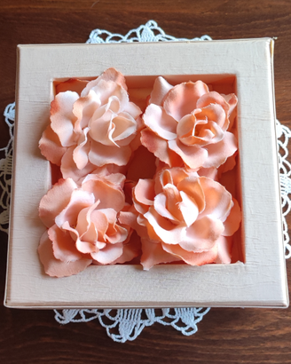 Scatola di cartone rivestita in stoffa con fiori