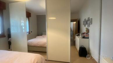 2 armadi con ante scorrevoli