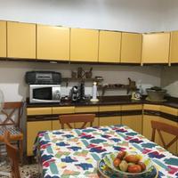 Cucina con tavolo e cucina a gas