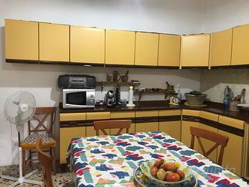 Cucina con tavolo e cucina a gas