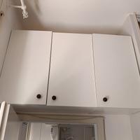 Due pensili bianchi con ripiani