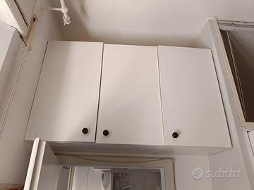 Due pensili bianchi con ripiani