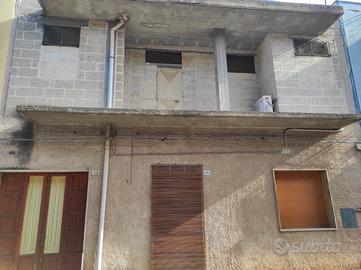 Intero stabile in via ERCOLE D'IPPOLITO 70