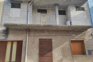 Intero stabile in via ERCOLE D'IPPOLITO 70