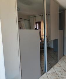 Armadio moderno, con luci led, pari al nuovo