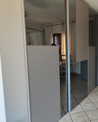 Armadio moderno, con luci led, pari al nuovo
