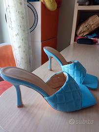 Scarpe azzurre con punta quadrata e tacco a spillo