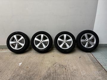 Gomme 4 stagioni complete di cerchi in lega