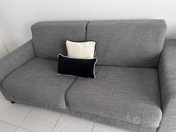 Divano matrimoniale con porta cuscini