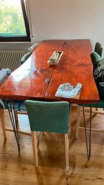 tavola in legno con sedie