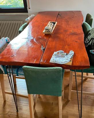 tavola in legno con sedie