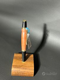 Penna artigianale in legno lavorata al tornio