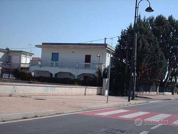 Palazzo / Stabile di 210 m² con 1 locale a Castel 