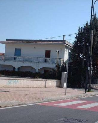Palazzo / Stabile di 210 m² con 1 locale a Castel 