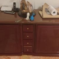 credenza laccata con marmo