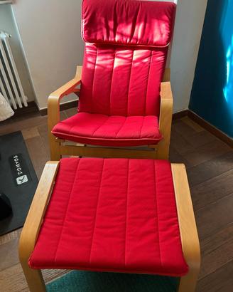 Sedia a dondolo IKEA Poäng + poggiapiedi 