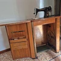 
Macchina da cucire Everest vintage mobile in legn