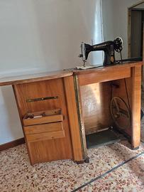 
Macchina da cucire Everest vintage mobile in legn