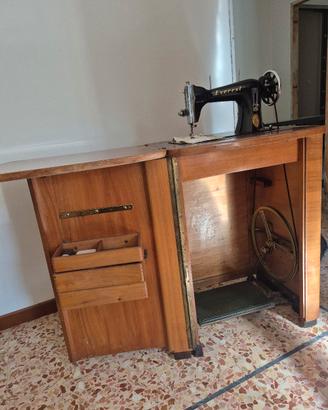 
Macchina da cucire Everest vintage mobile in legn