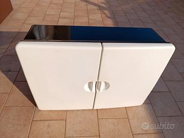 armadietto in bachelite vintage