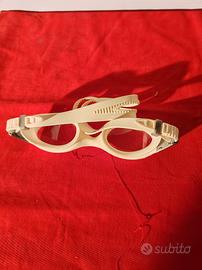 occhiali da nuoto e apena 