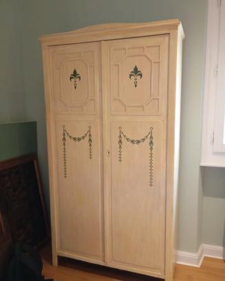 guardaroba in legno con decori due ante e
