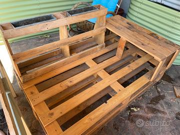 Divanetto il pallet per giardino con tavolino