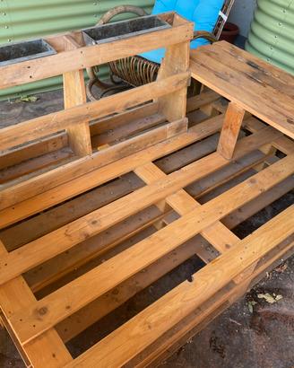 Divanetto il pallet per giardino con tavolino